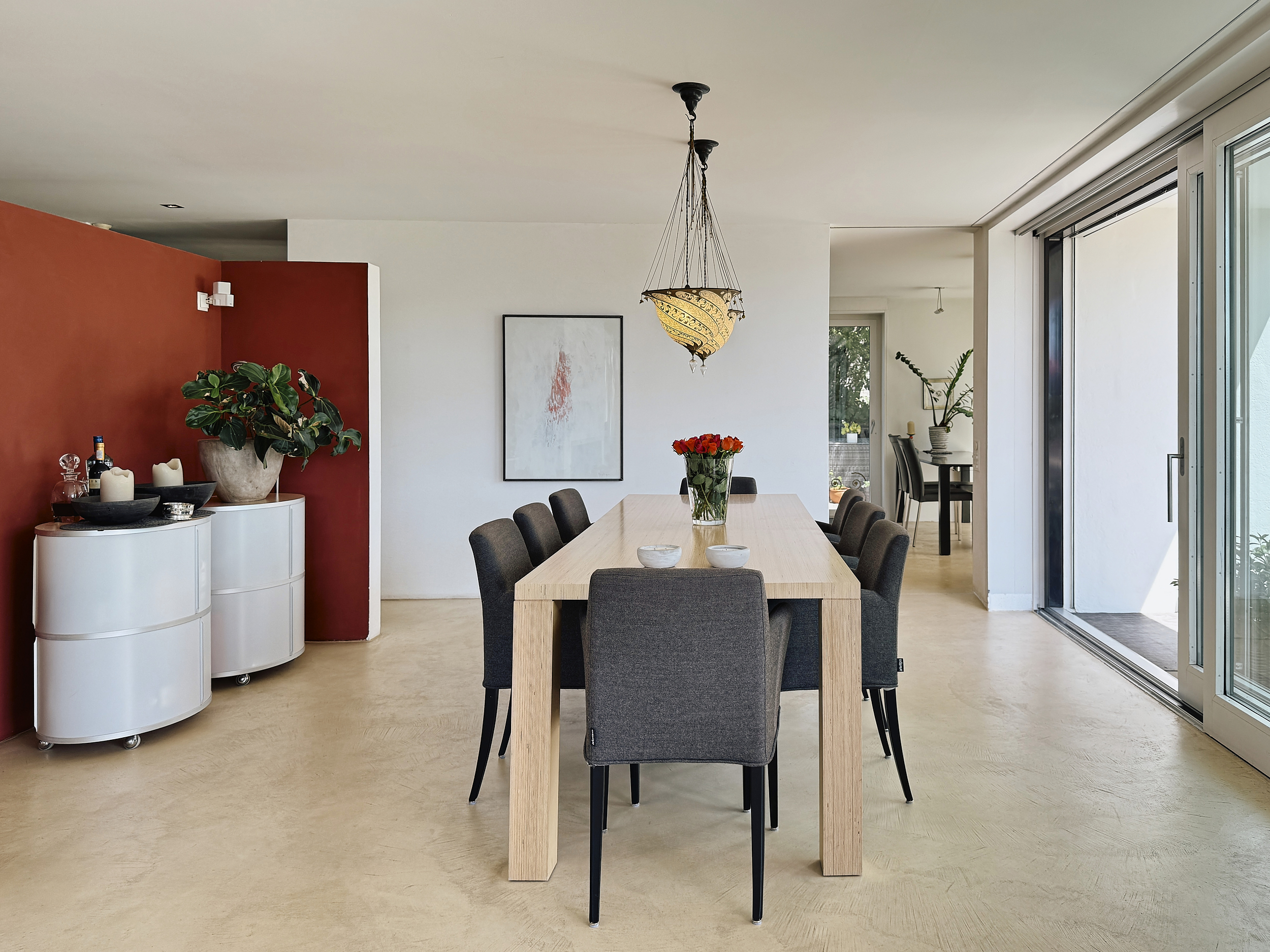 Lightfilled and open space dining area.