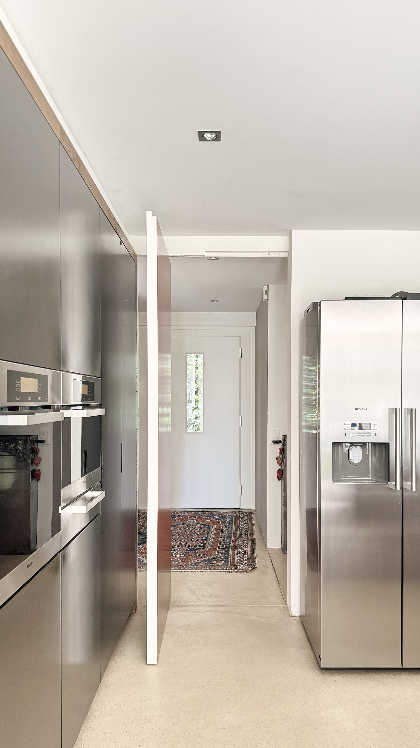 Moderne, helle Küche mit Holzoptik.